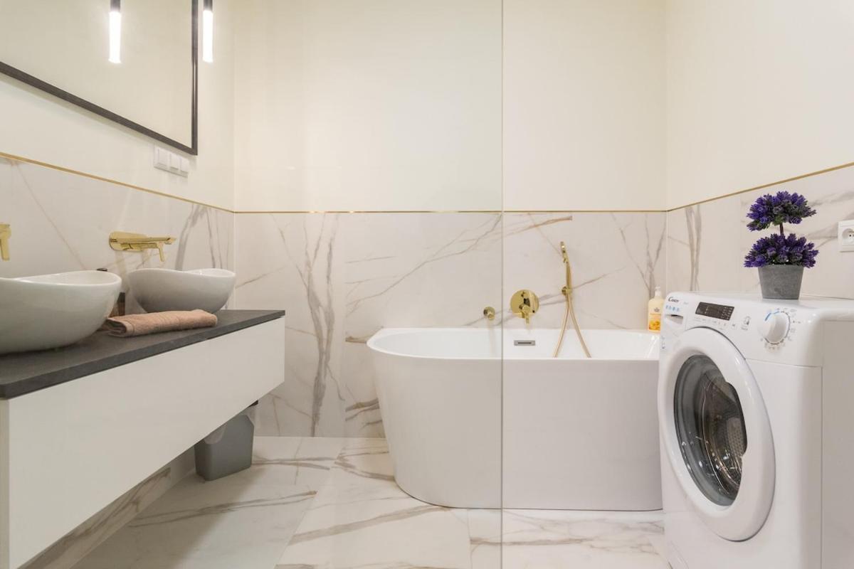 Golden Hour, 2 Bedroom, With Underground Parking * Krakau