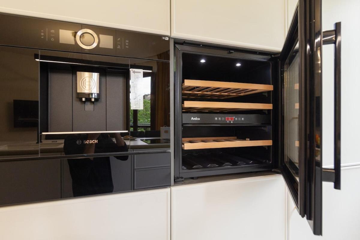 Golden Hour, 2 Bedroom, With Underground Parking Apartment *