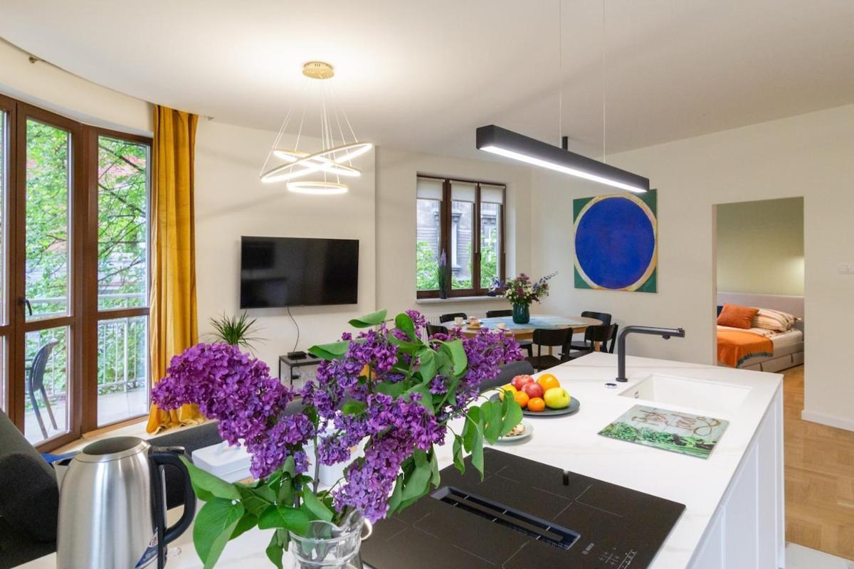 Apartment Golden Hour, 2 Bedroom, With Underground Parking *