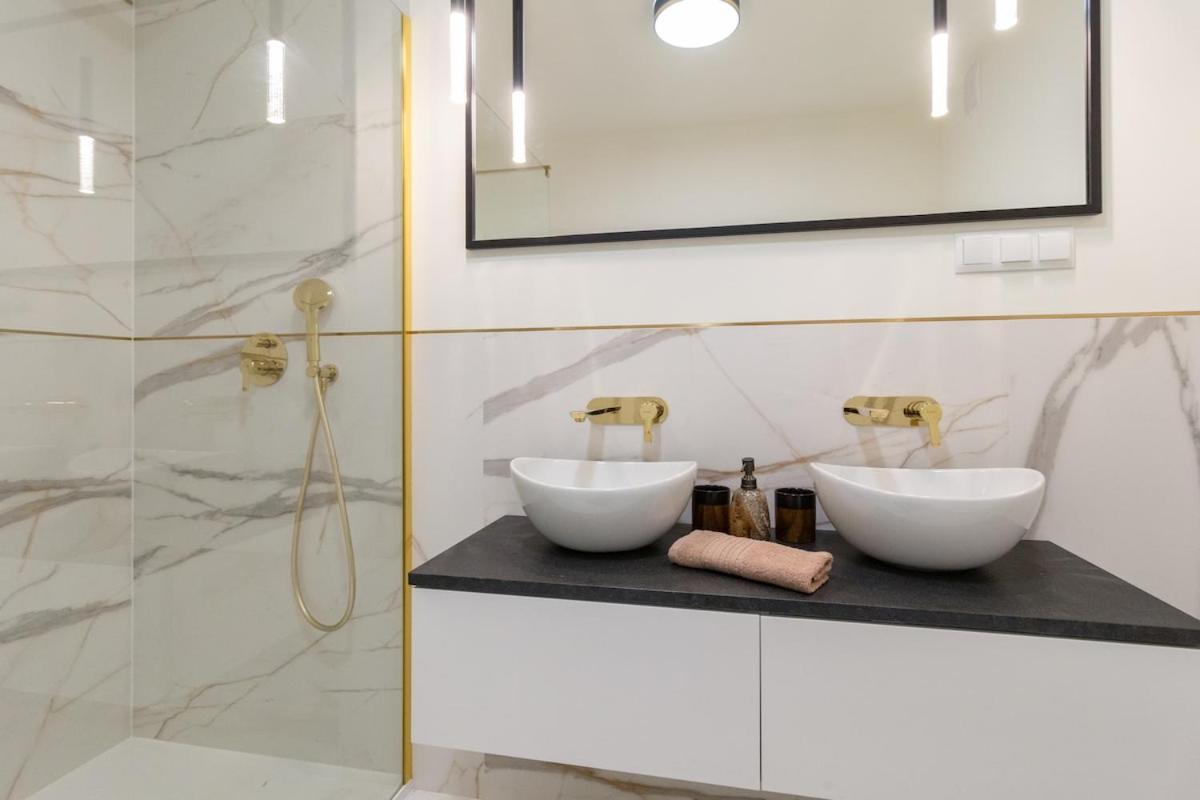 Golden Hour, 2 Bedroom, With Underground Parking Apartment Krakau