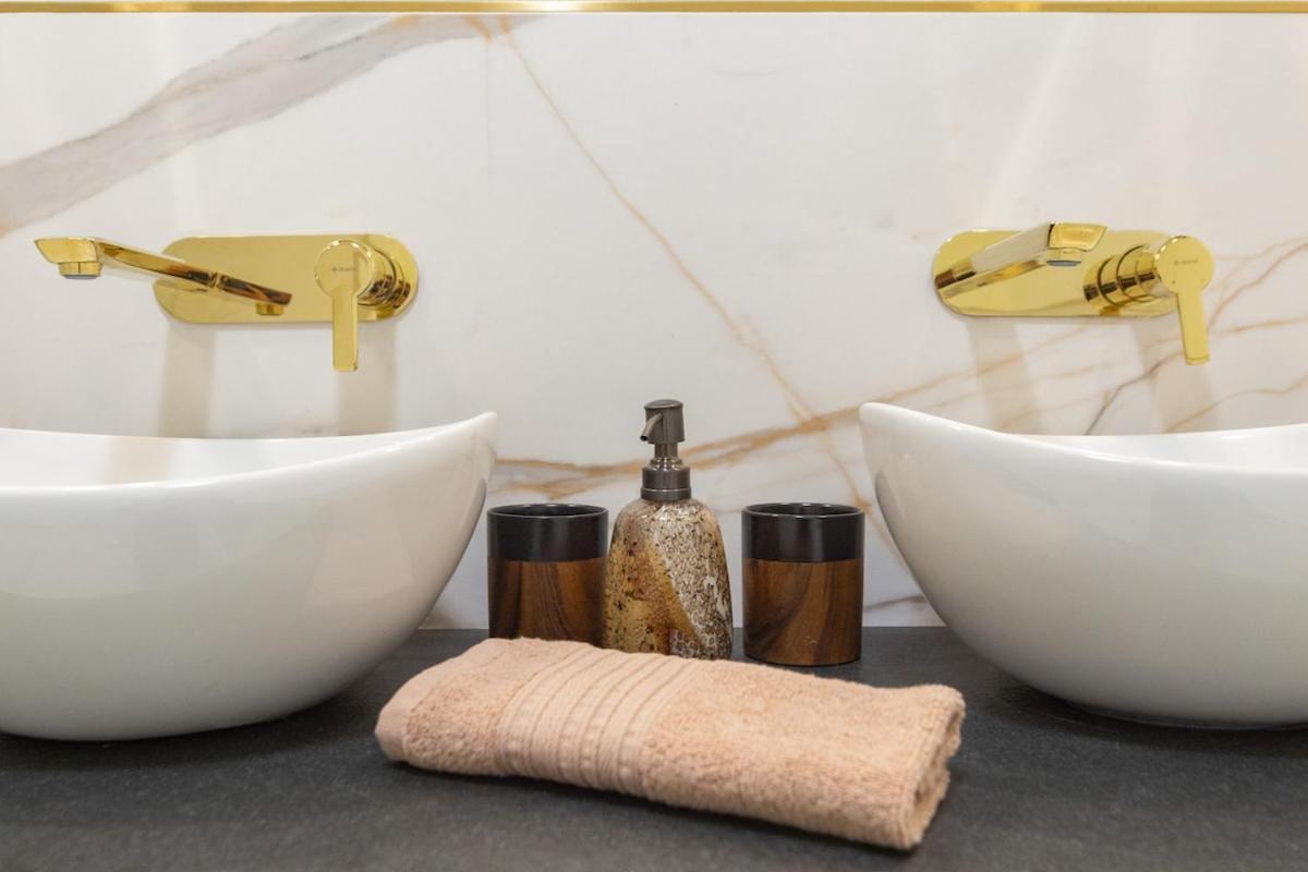 Golden Hour, 2 Bedroom, With Underground Parking Apartment