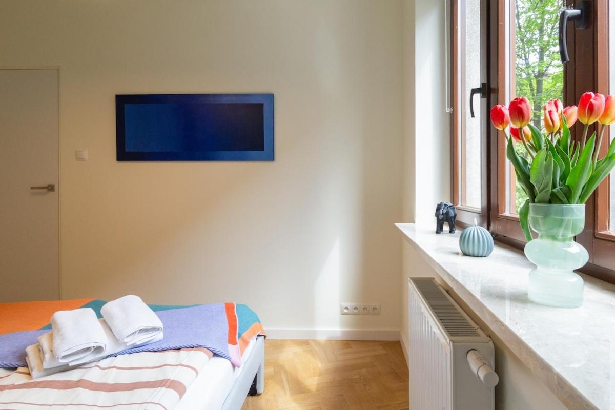 Golden Hour, 2 Bedroom, With Underground Parking Apartment *