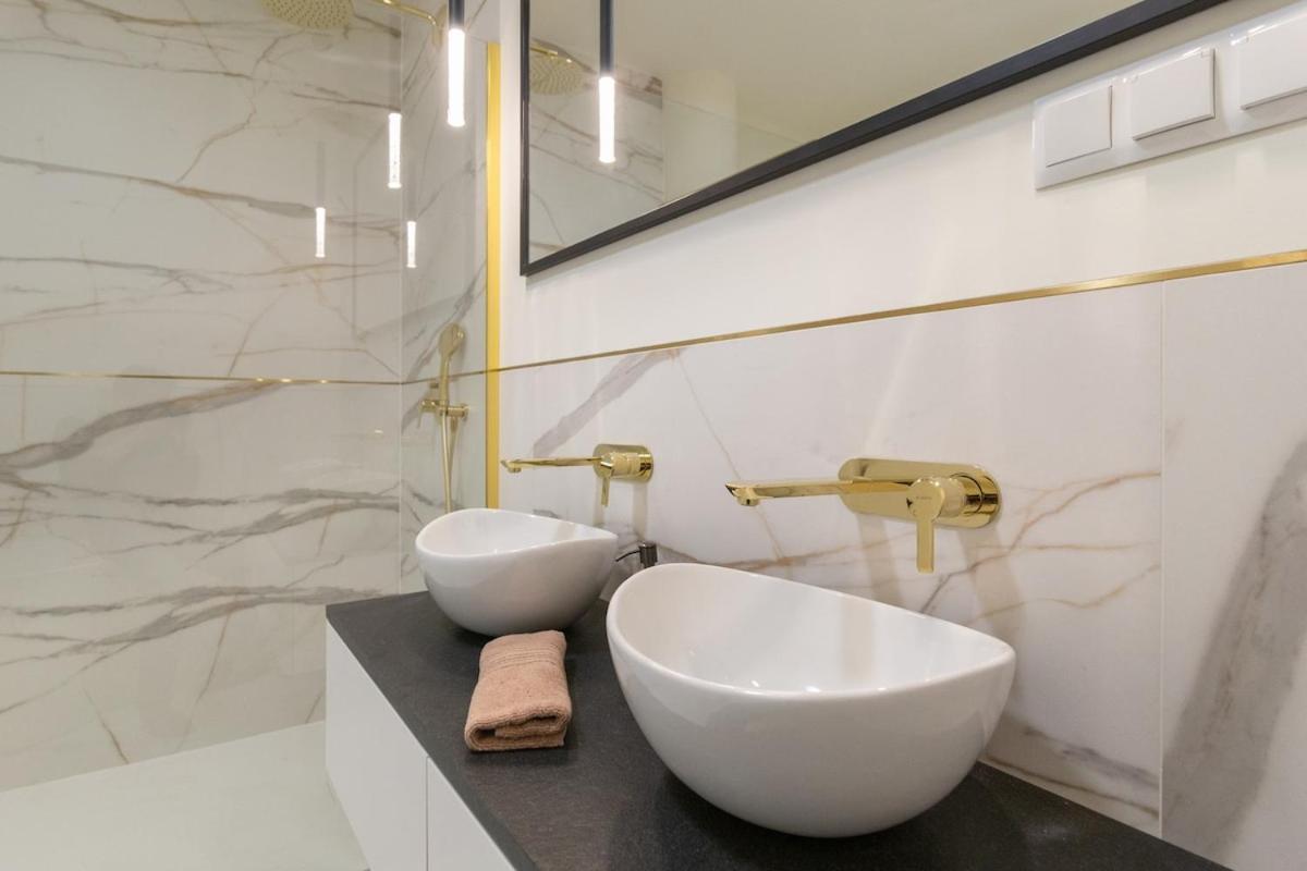 Golden Hour, 2 Bedroom, With Underground Parking Apartment Krakau