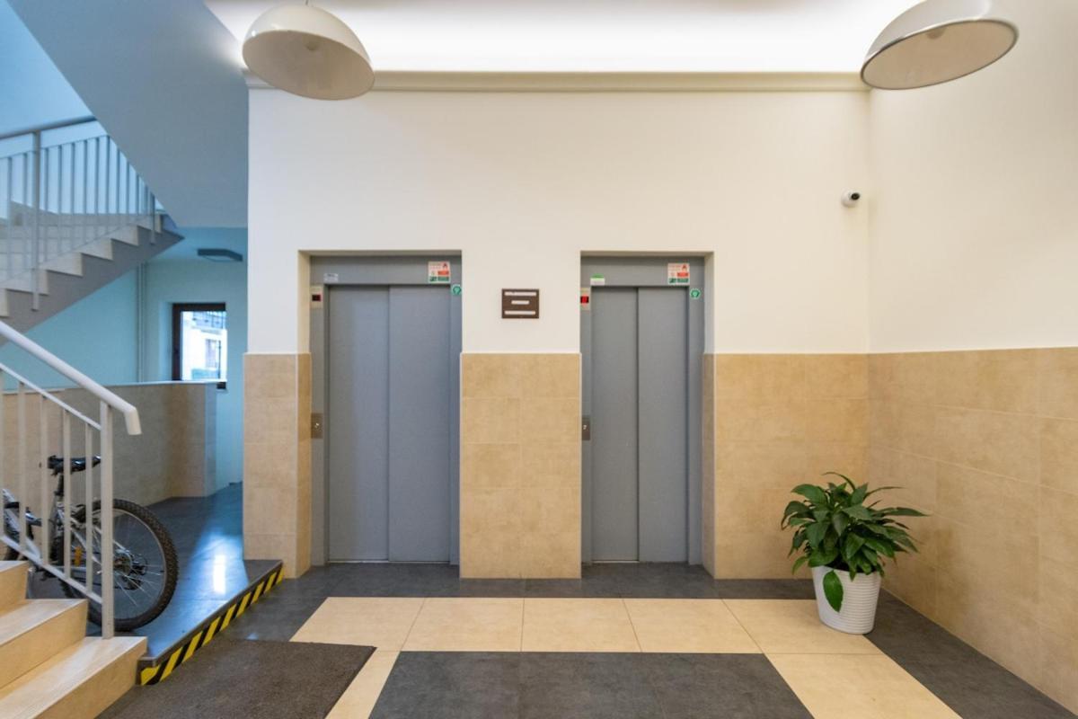 Golden Hour, 2 Bedroom, With Underground Parking Apartment Krakau