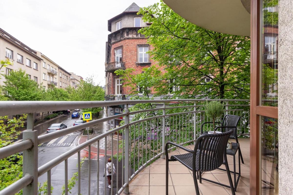 Golden Hour, 2 Bedroom, With Underground Parking Apartment
