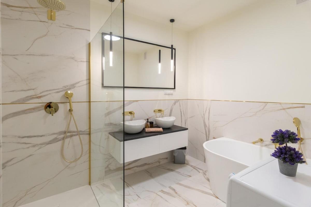 Golden Hour, 2 Bedroom, With Underground Parking Appartement *